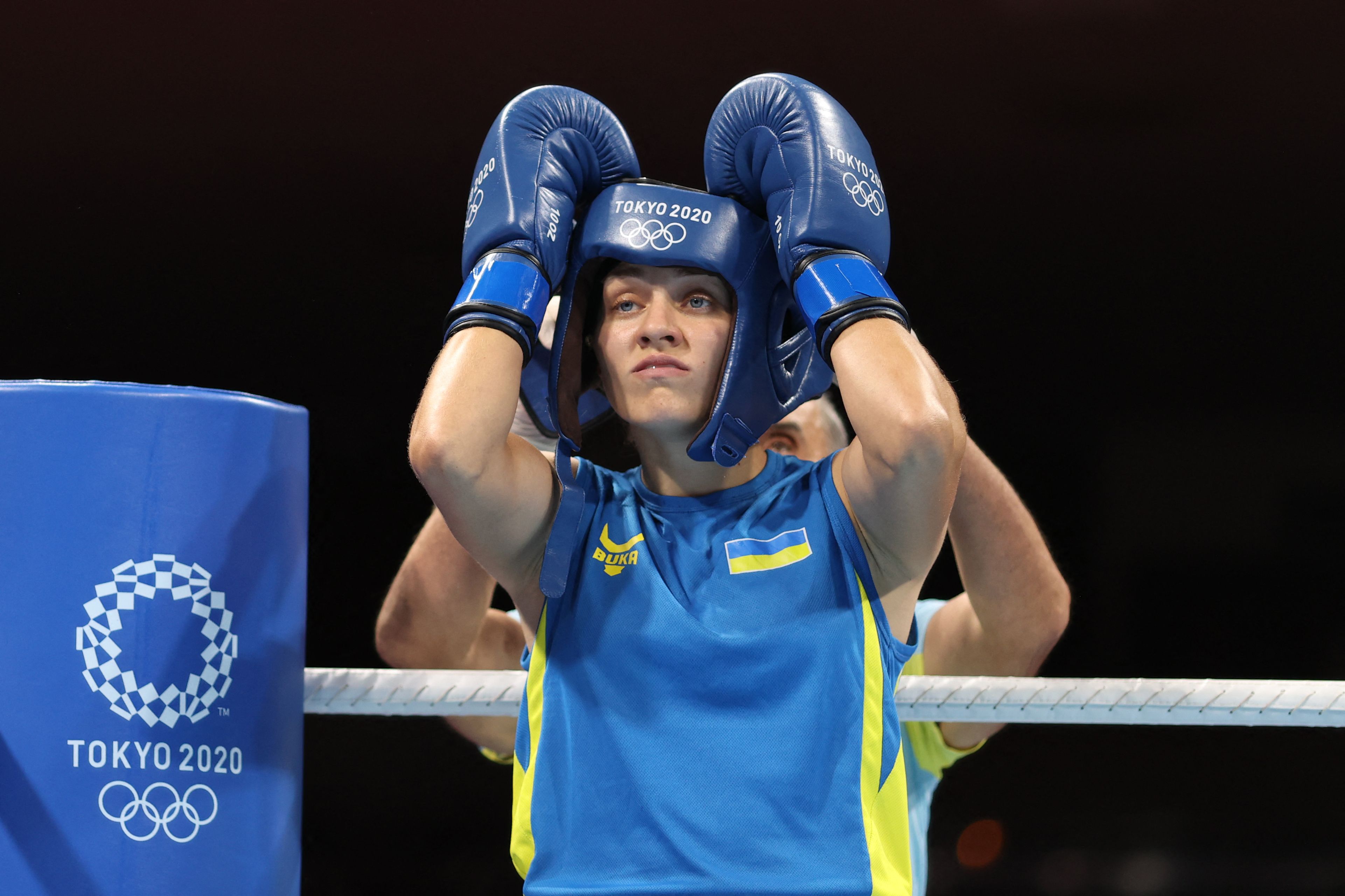 Anna Lysenko indosa un casco da boxe alle Olimpiadi