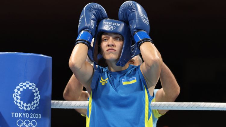 Anna Lysenko indosa un casco da boxe alle Olimpiadi