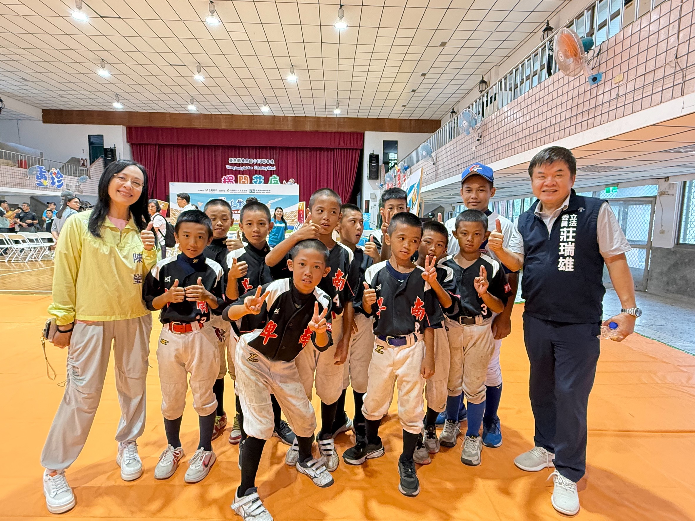 兆豐銀行公益捐贈台東基層棒球