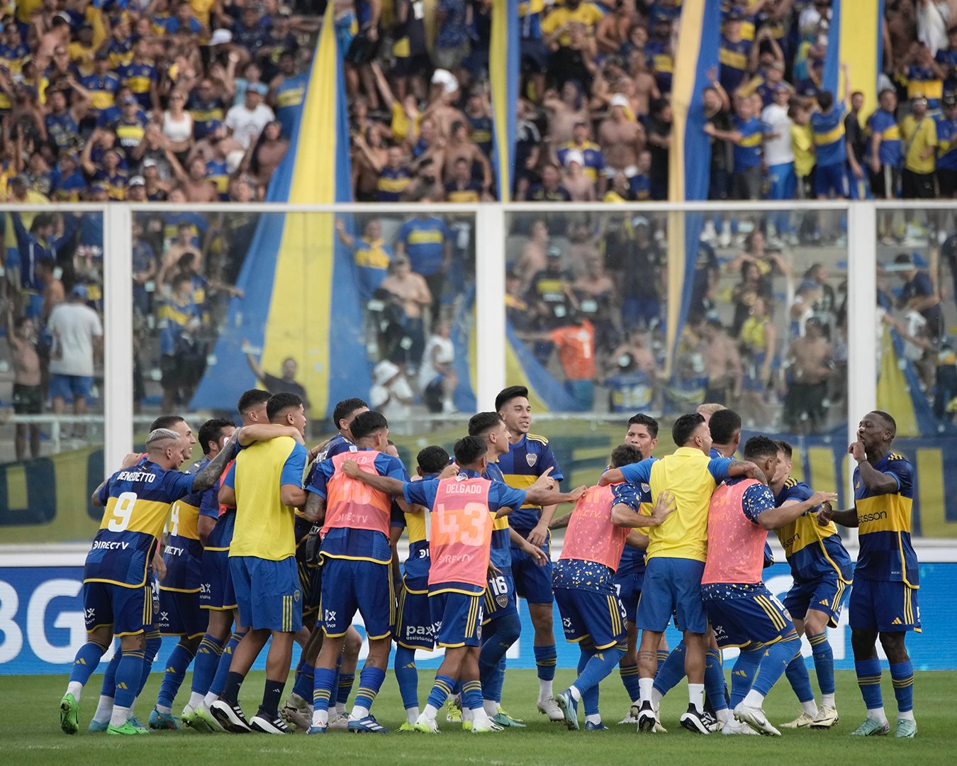 Jugadores e hinchada de Boca