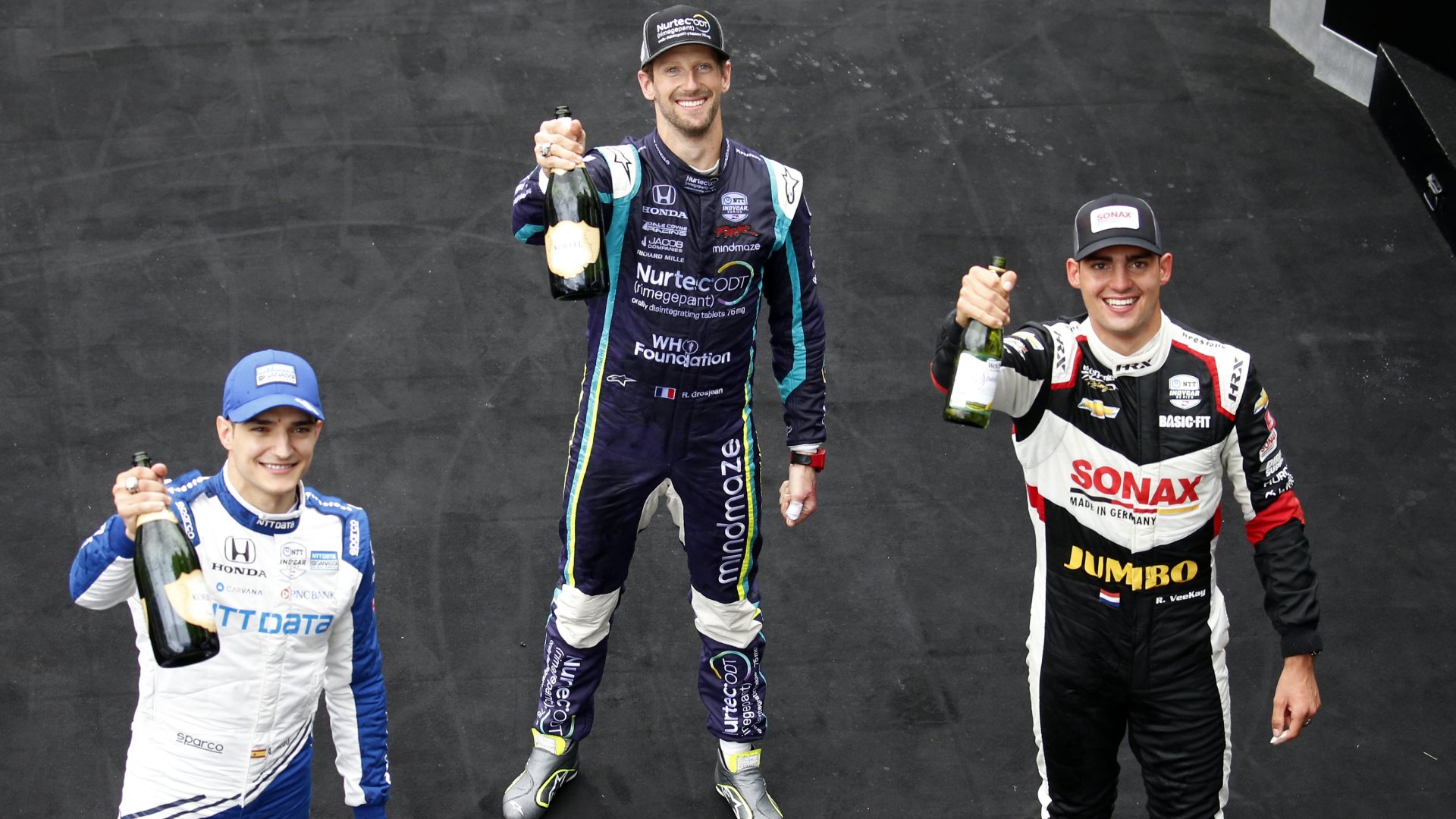 Veekay, Grosjean e Palou festeggiano