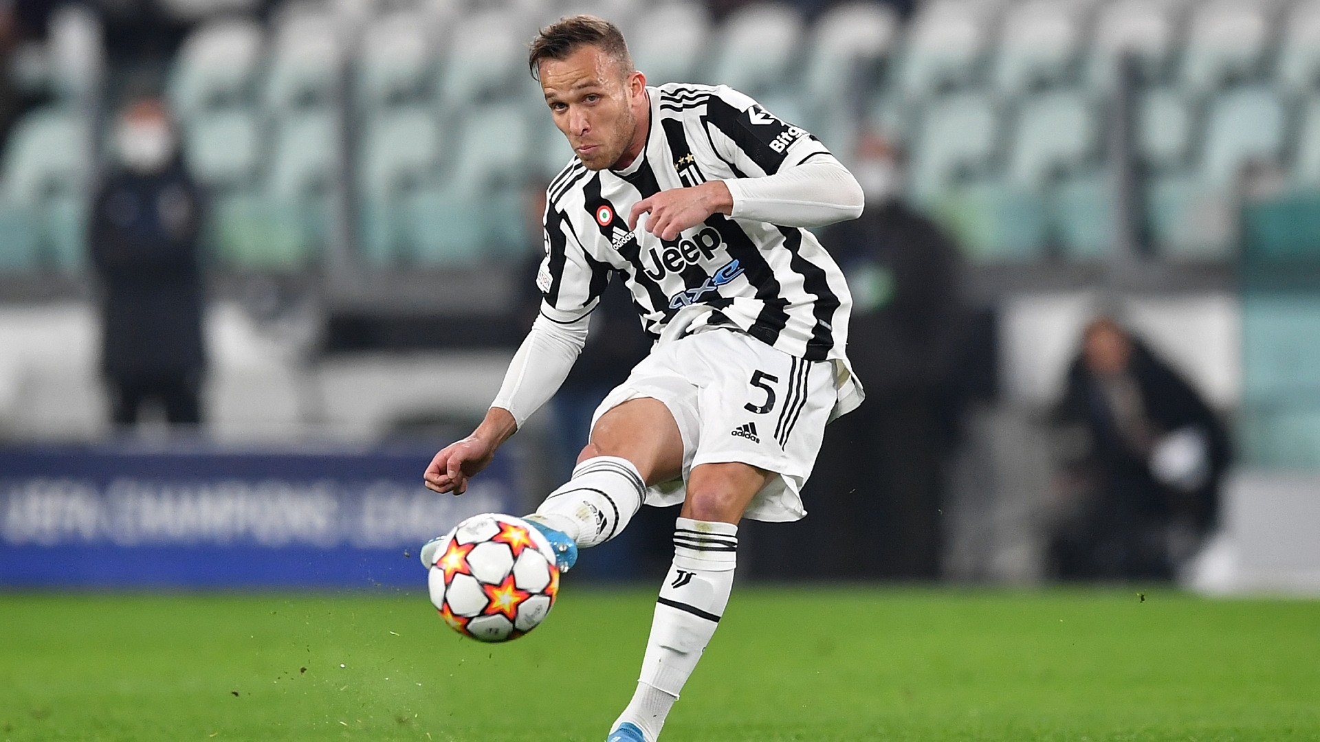 Arthur centrocampista brasiliano con la maglia della Juventus
