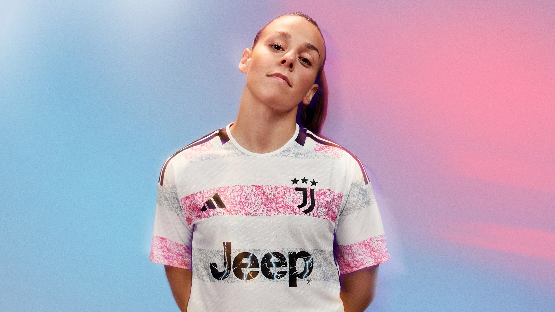 Boattin con la nuova maglia away della Juventus