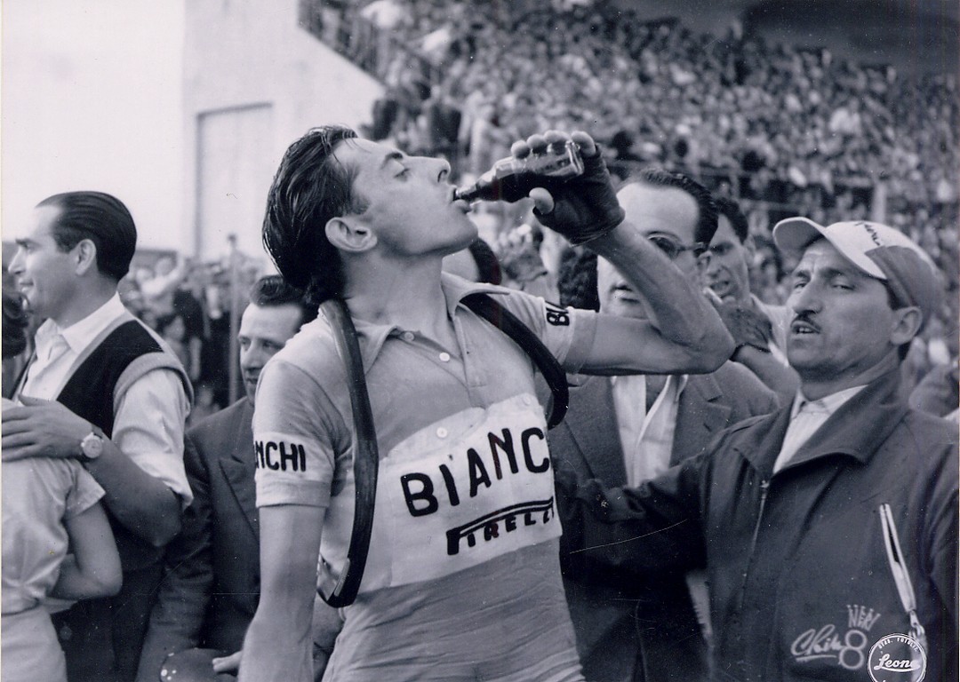 Fausto Coppi all'arrivo della nona tappa del Giro d'Italia 1951