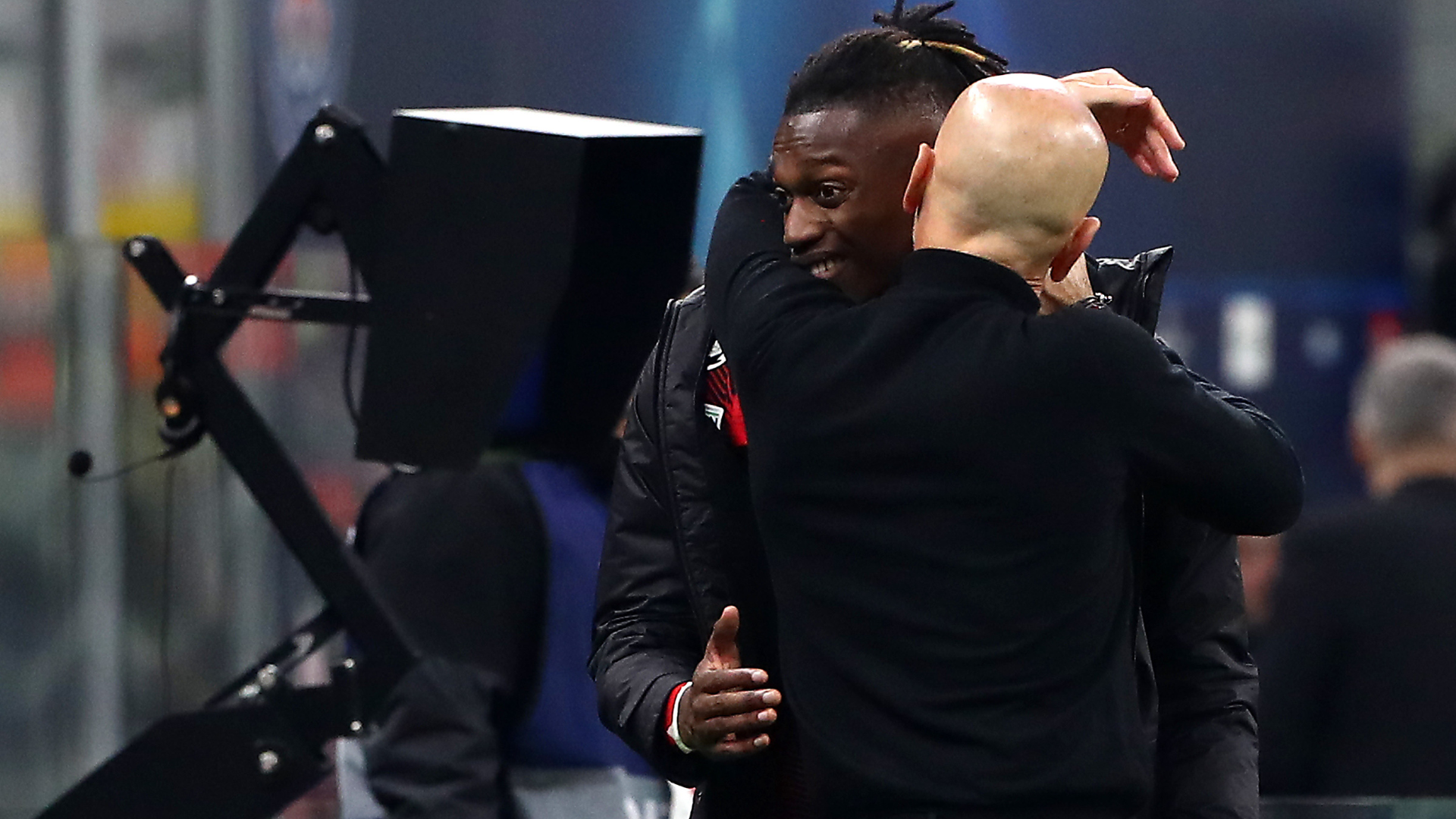 Abbraccio Leao Pioli Milan Champions League