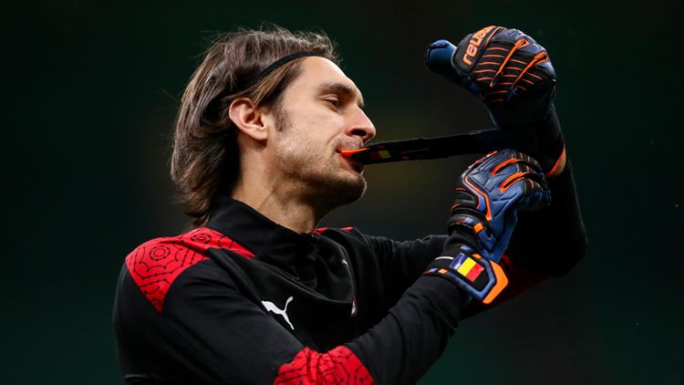 Tatarusanu indossa i guanti