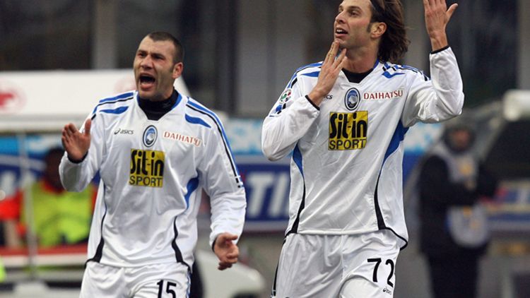 Cristiano Doni esulta con la maglia dell'Atalanta