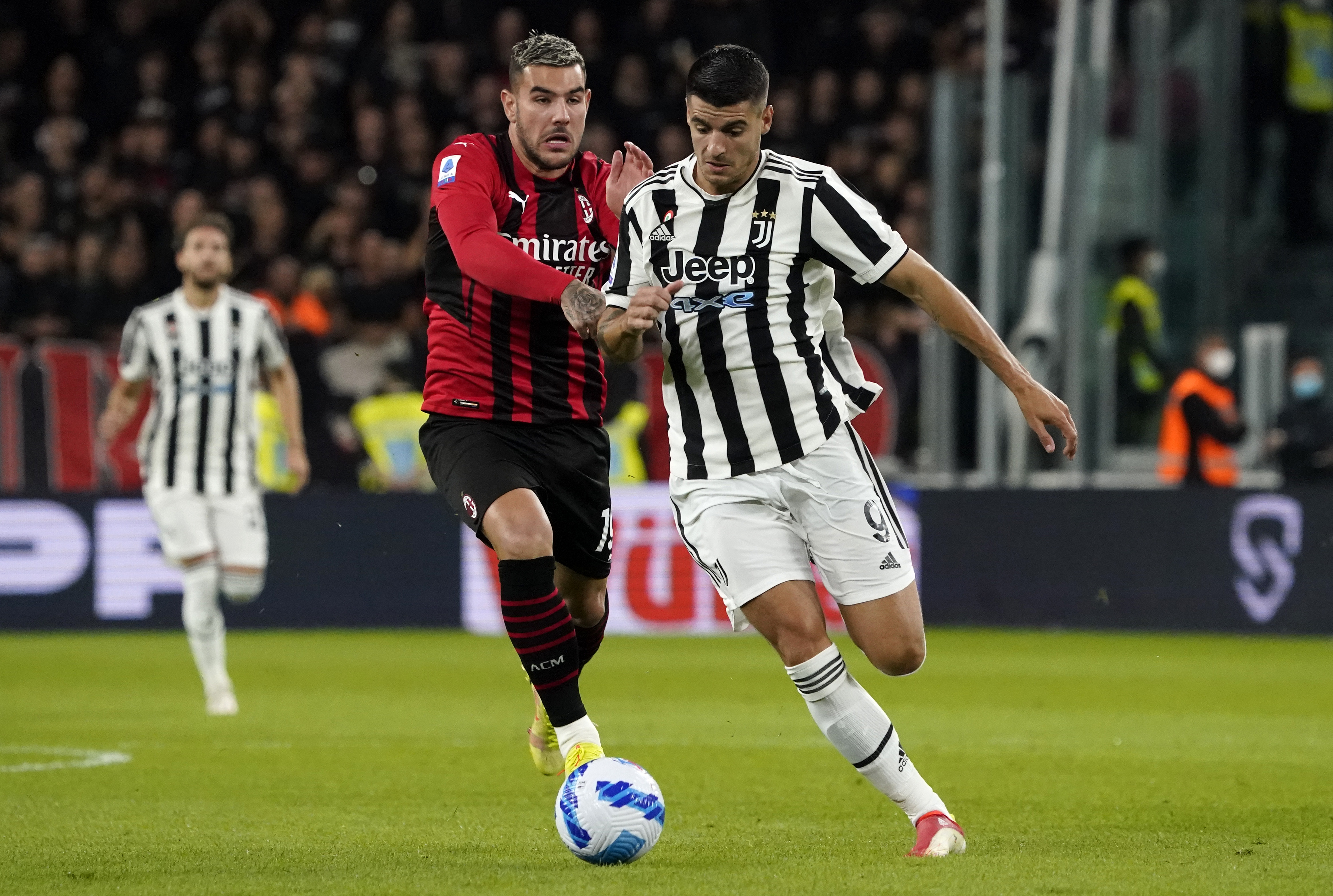 Morata e Theo Hernandez in azione durante Juve-Milan