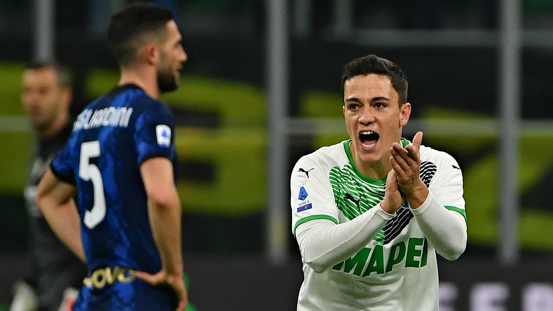 Giacomo Raspadori applaude in Inter-Sassuolo