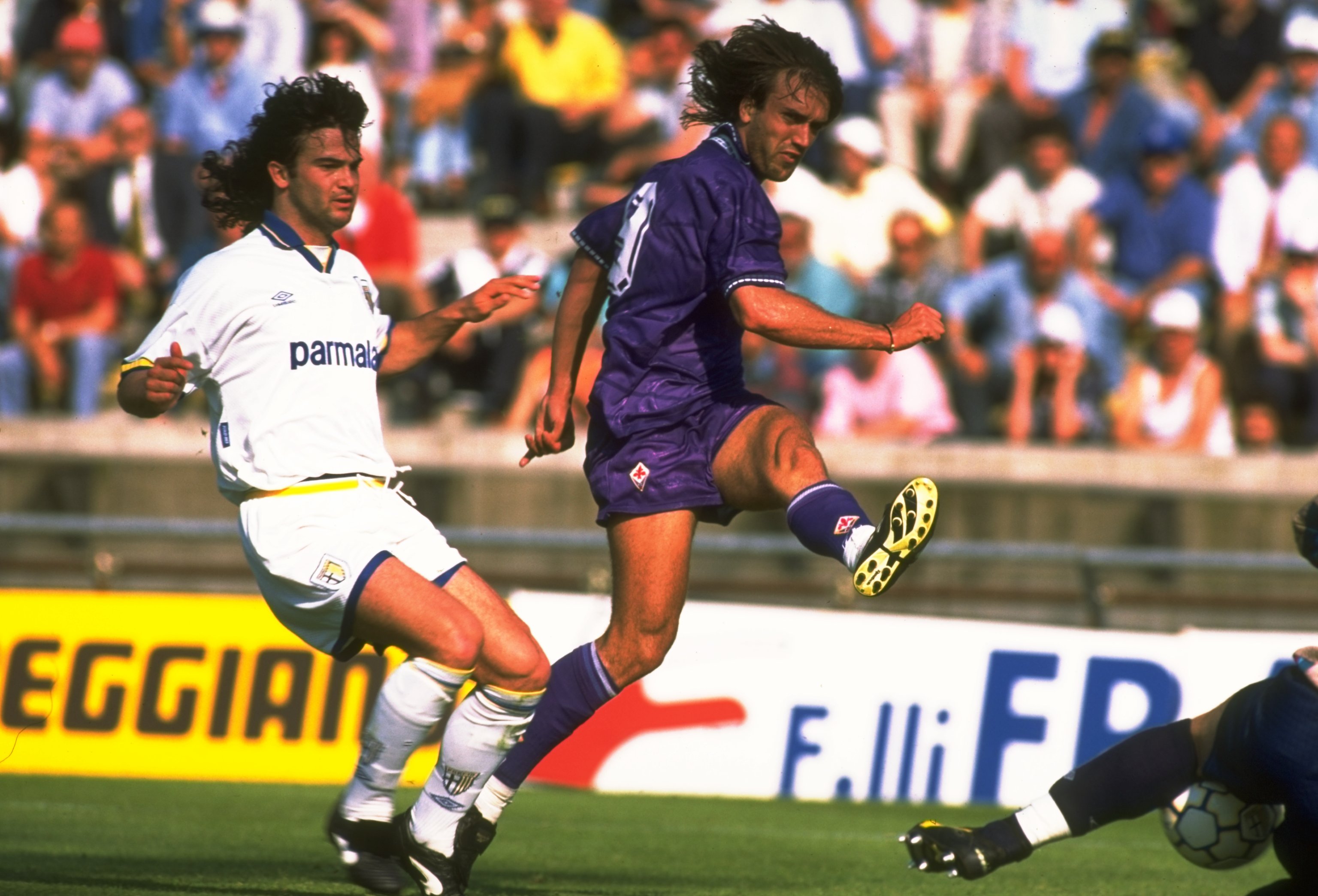 Batistuta in azione con la maglia della Fiorentina