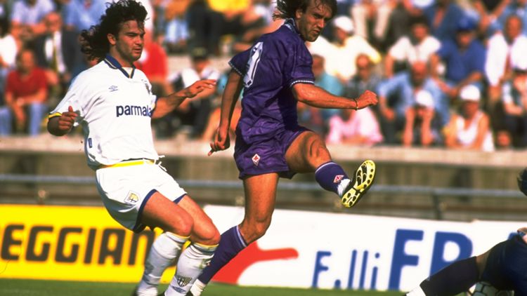 Batistuta in azione con la maglia della Fiorentina