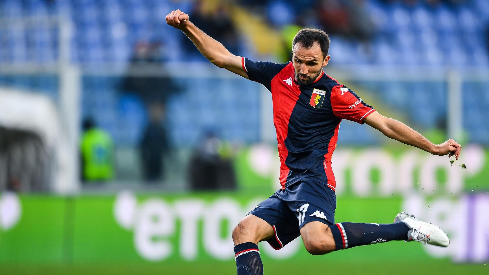 Badelj centrocampista del Genoa in azione