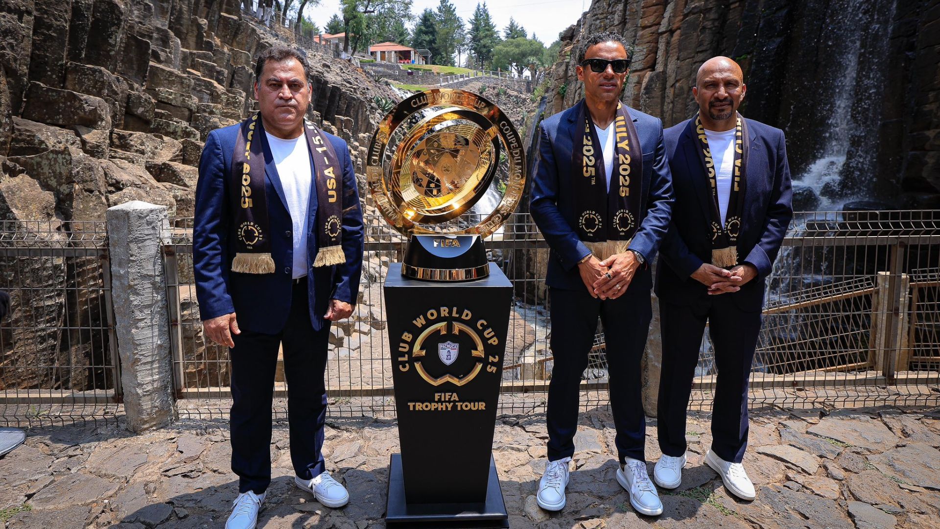 Emisarios de Pachuca, con el trofeo del Mundial