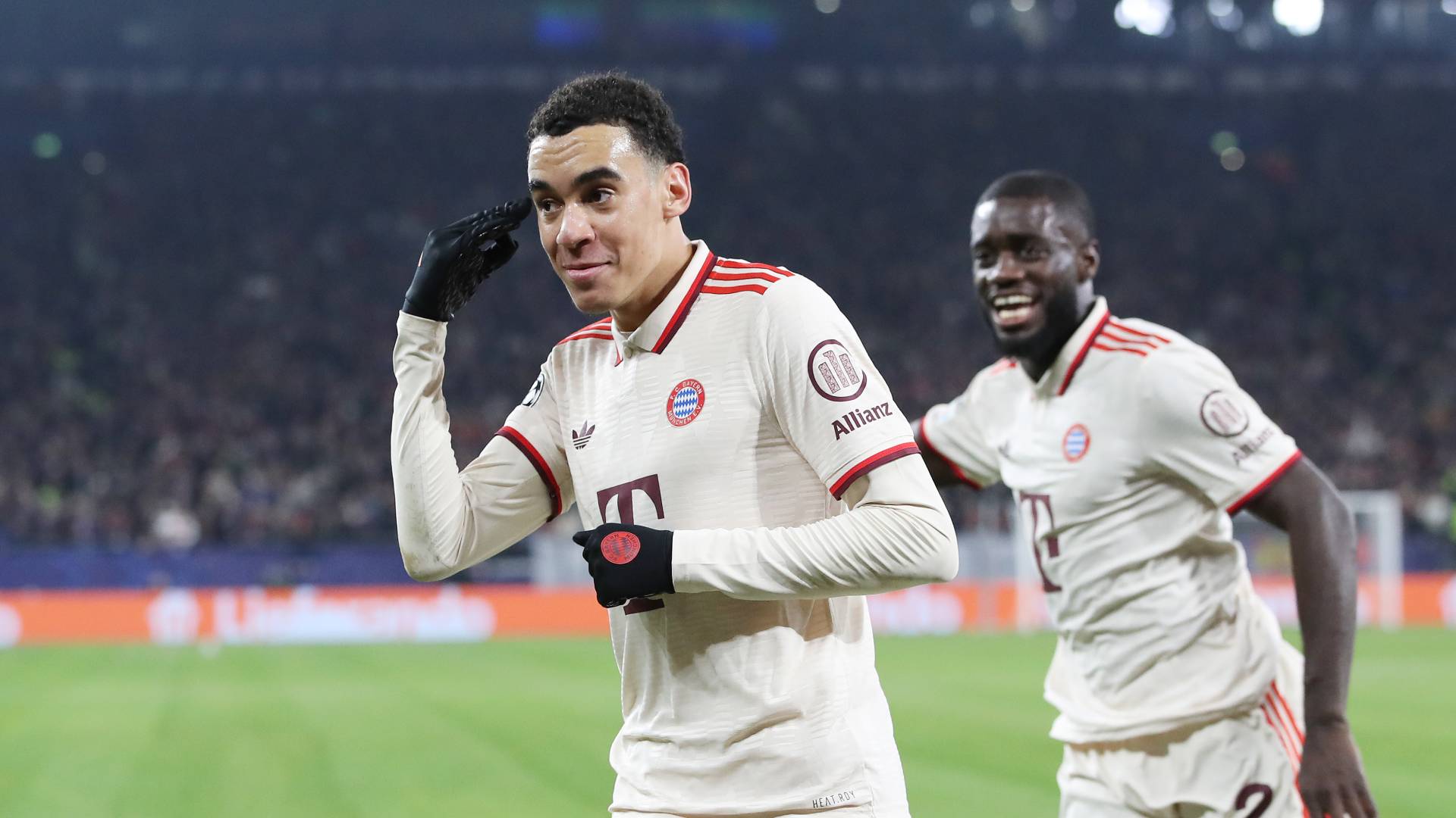 Jamal Musiala of FC Bayern München (L) celebrates