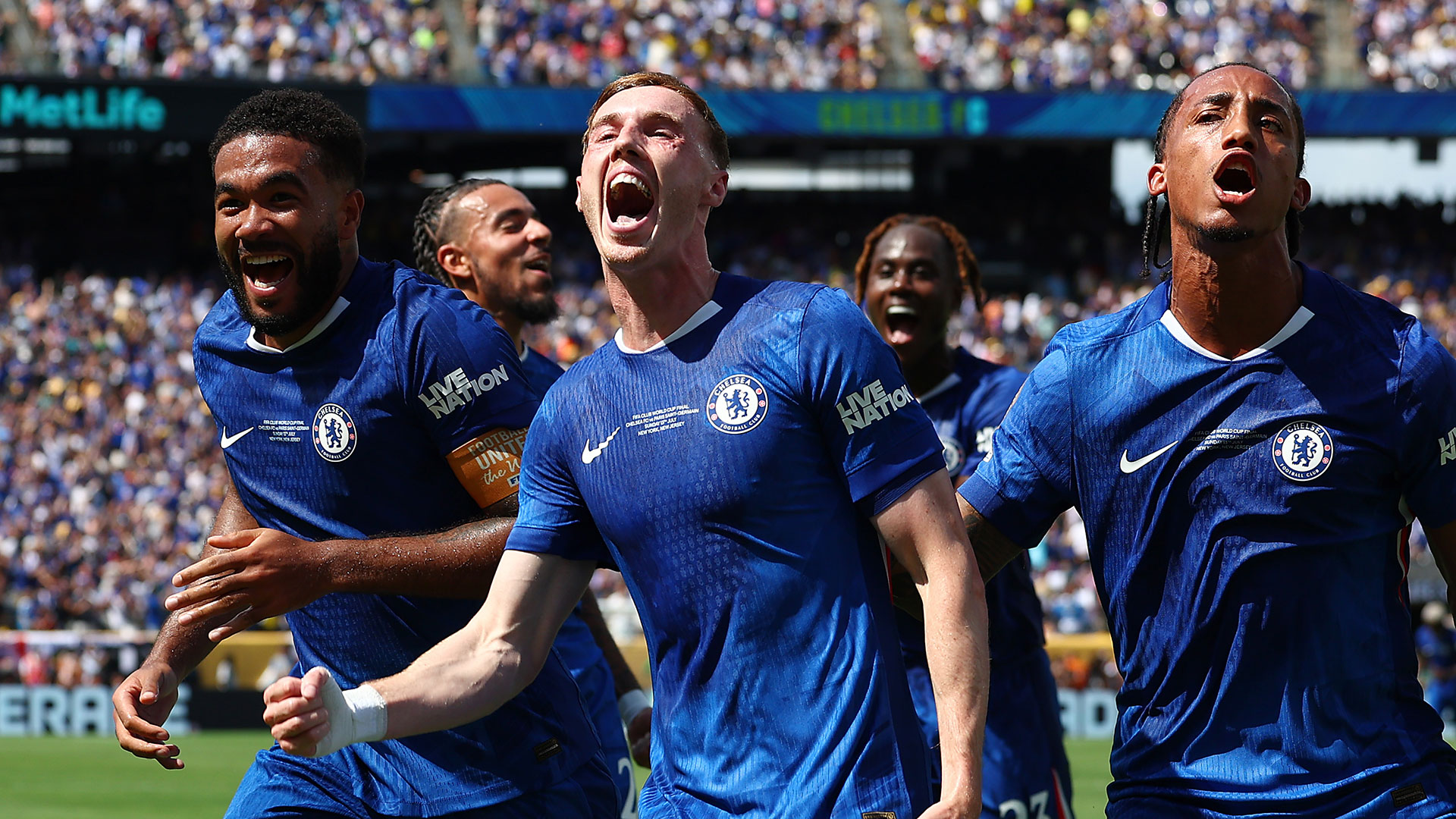 優勝カップを掲げるチェルシー主将の隣に米大統領？ルイス・エンリケの