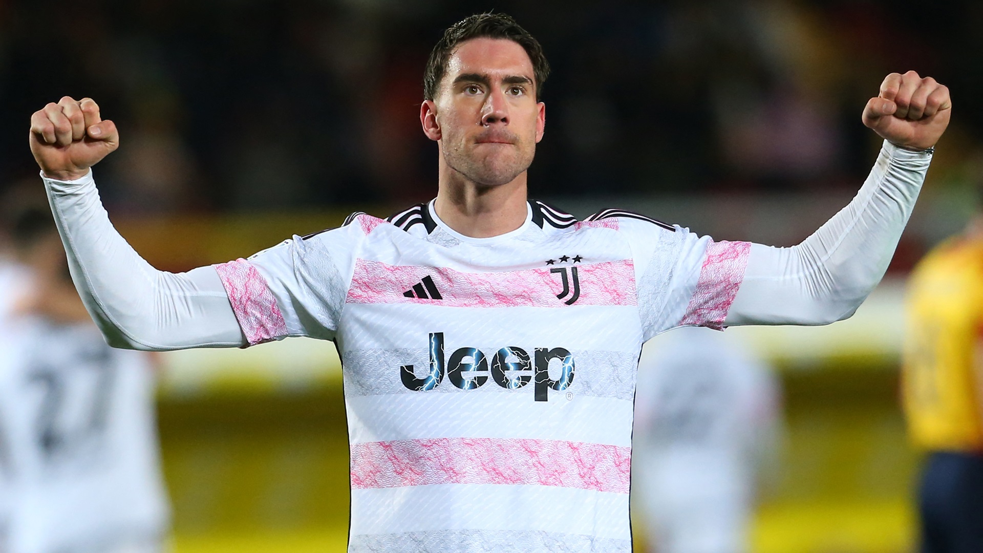 Vlahovic esulta dopo la doppietta a Lecce