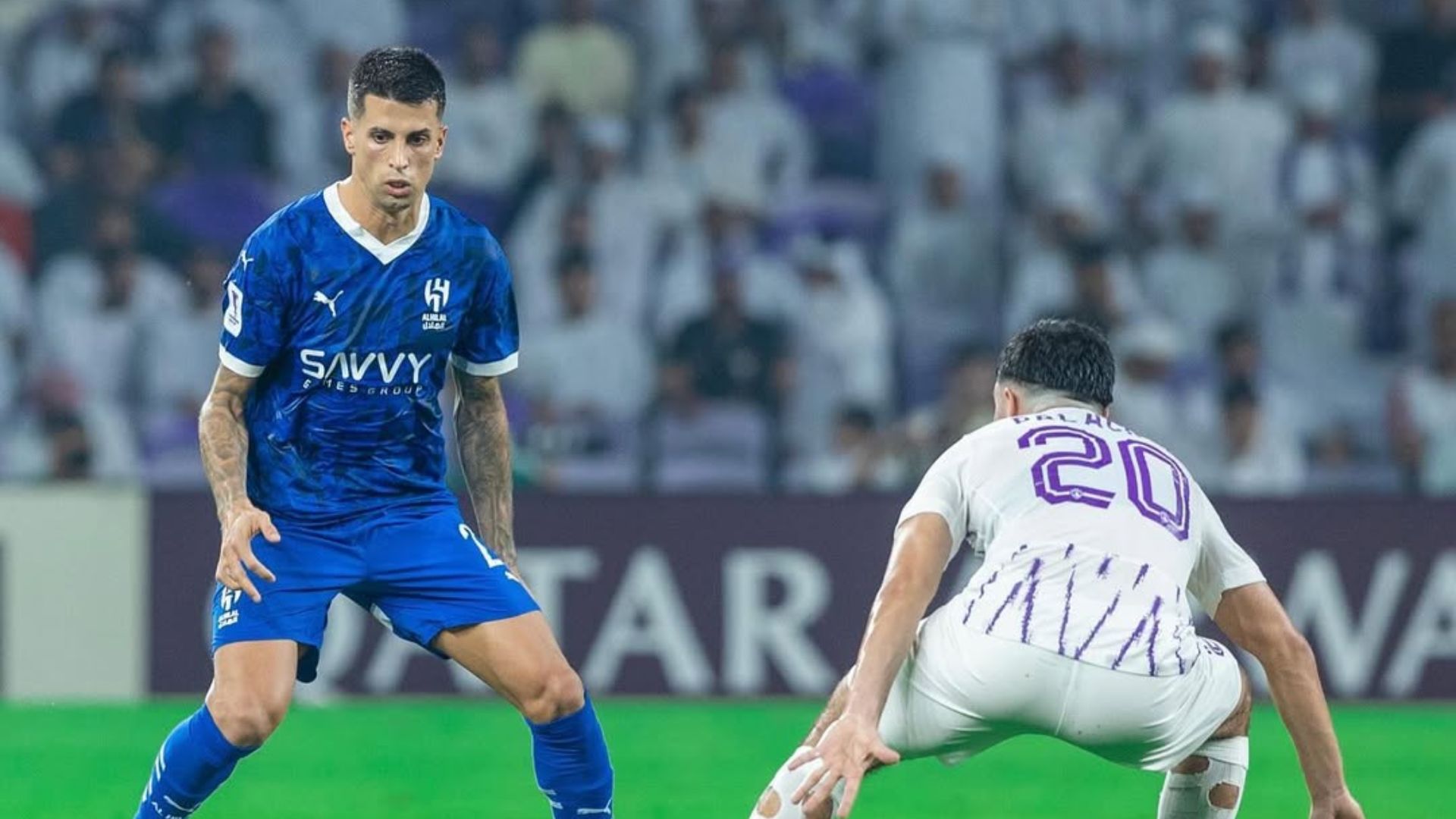 Joao Cancelo se enfrenta a un rival