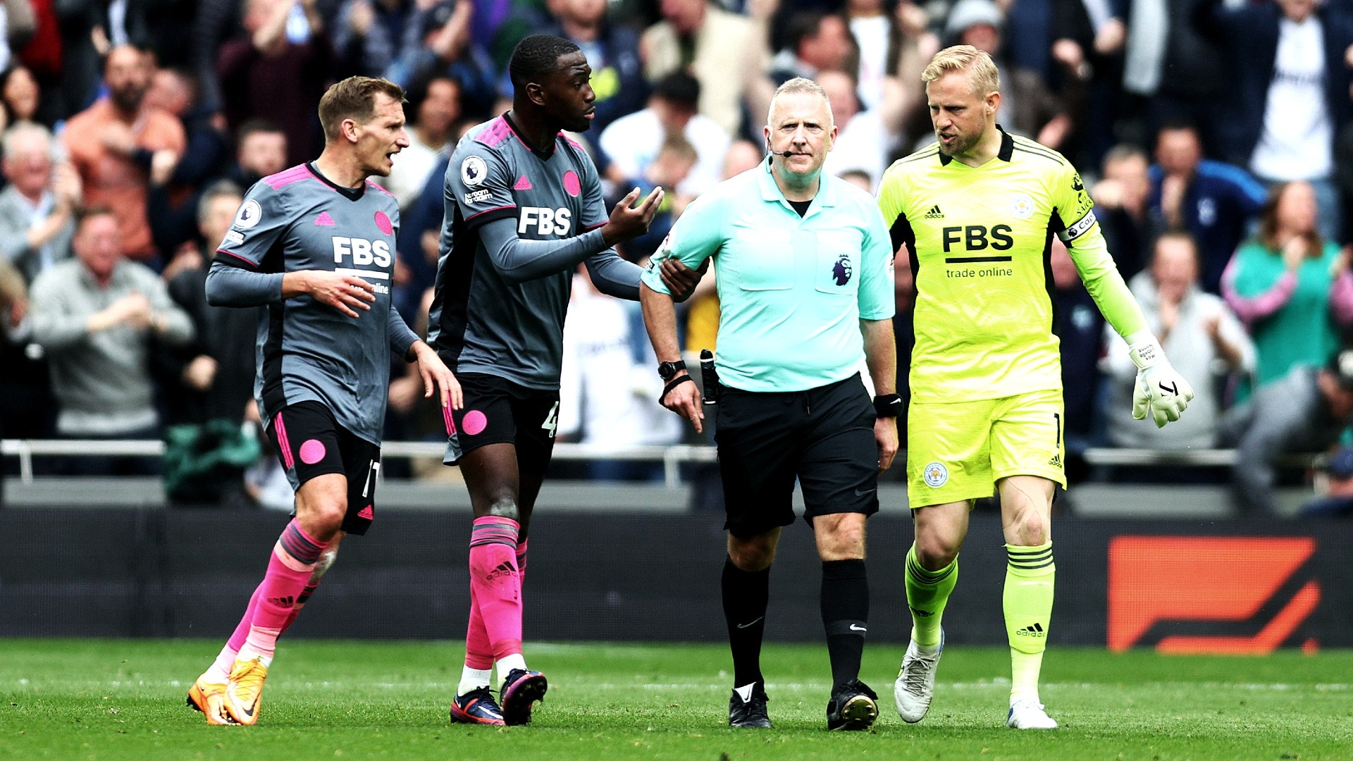 2022-05-01-Kasper Schmeichel-Marc Albrighton-Leicester City-Referee Jonathan Moss