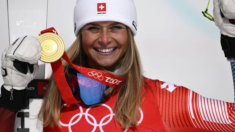 Pechino, la vincitrice della Discesa di sci alpino Corinne Suter