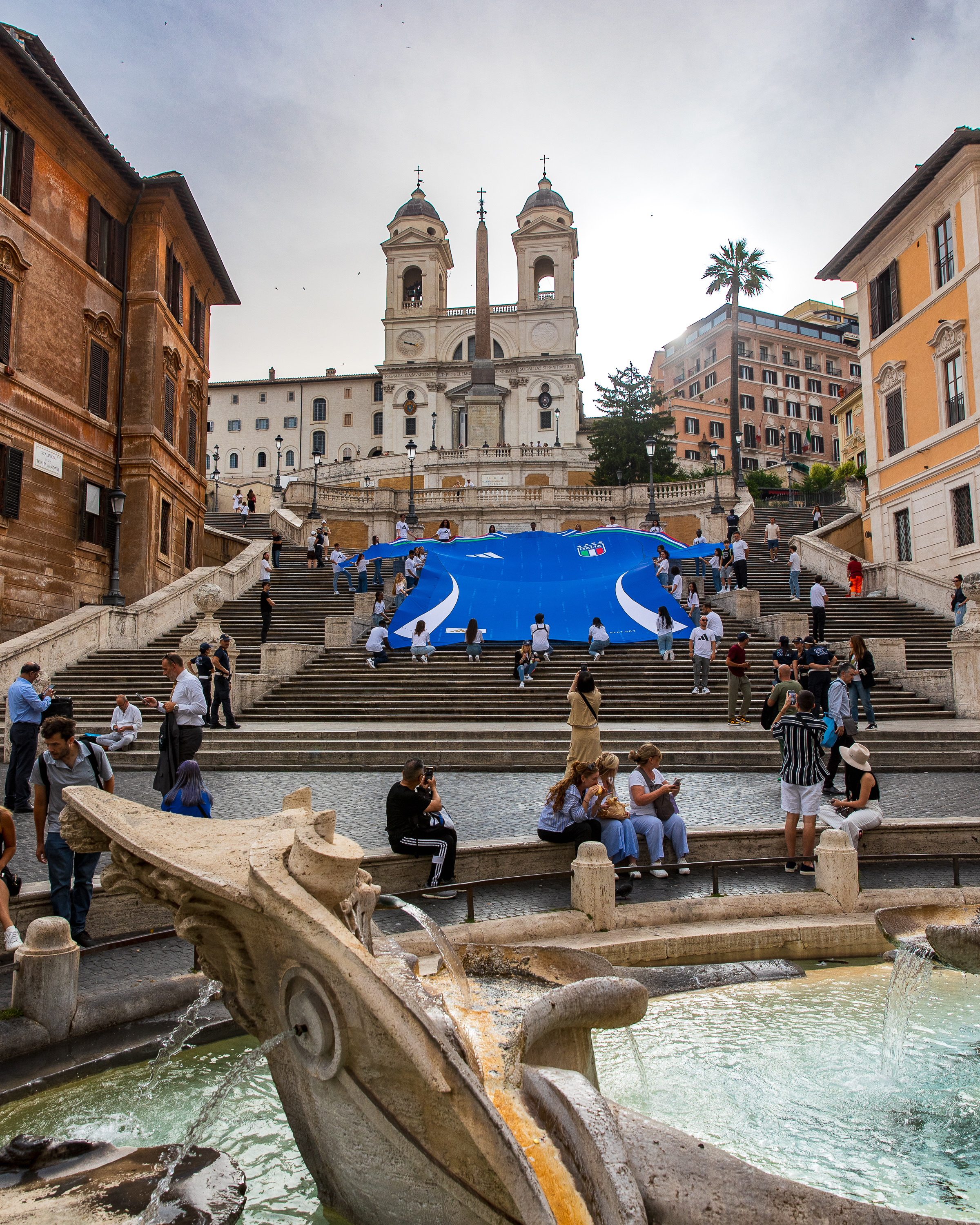 Una maglia gigante dell'Italia in Piazza di Spagna, iniziativa di adidas e FIGC