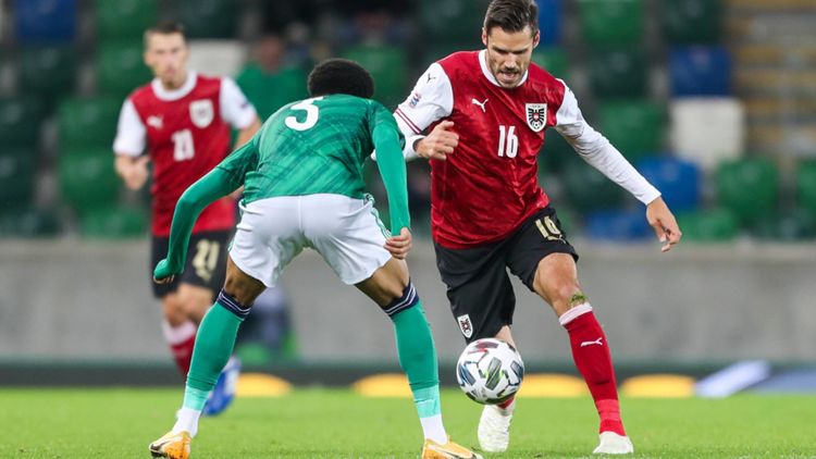 ONLY GERMANY Nordirland vs. Österreich Jamal Lewis (NIR) Christopher Trimmel (AUT) 11102020