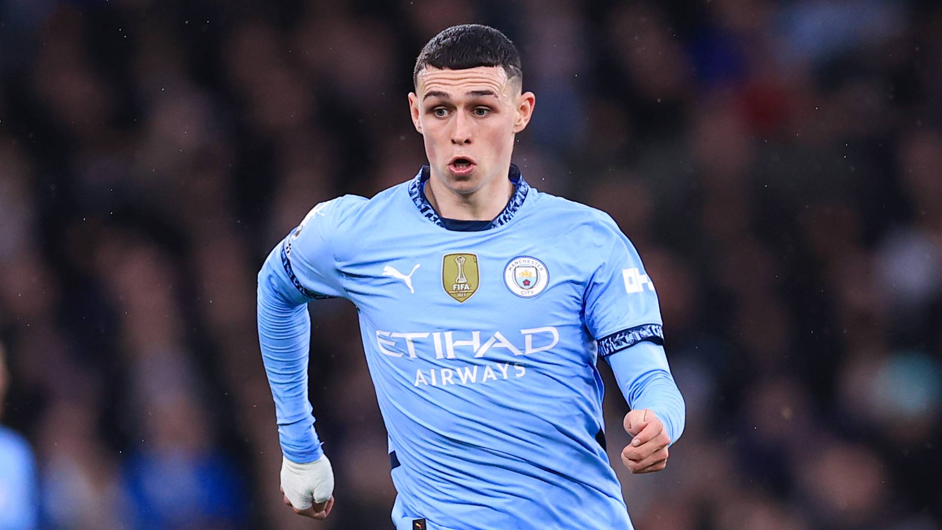 Phil Foden of Manchester City battles with Alexis Mac Allister of Liverpool