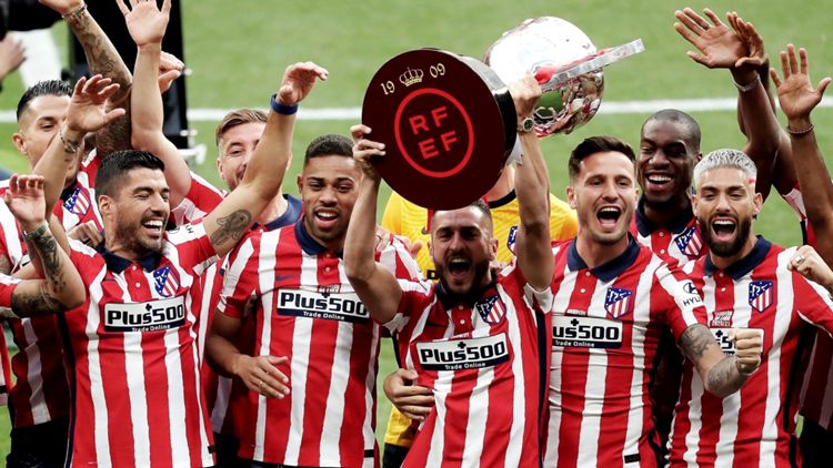 I giocatori dell'Atletico Madrid alzano al cielo la coppa de LaLiga 2020/2021