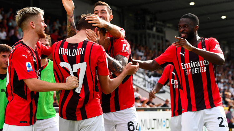 I compagni festeggiano Daniel Maldini