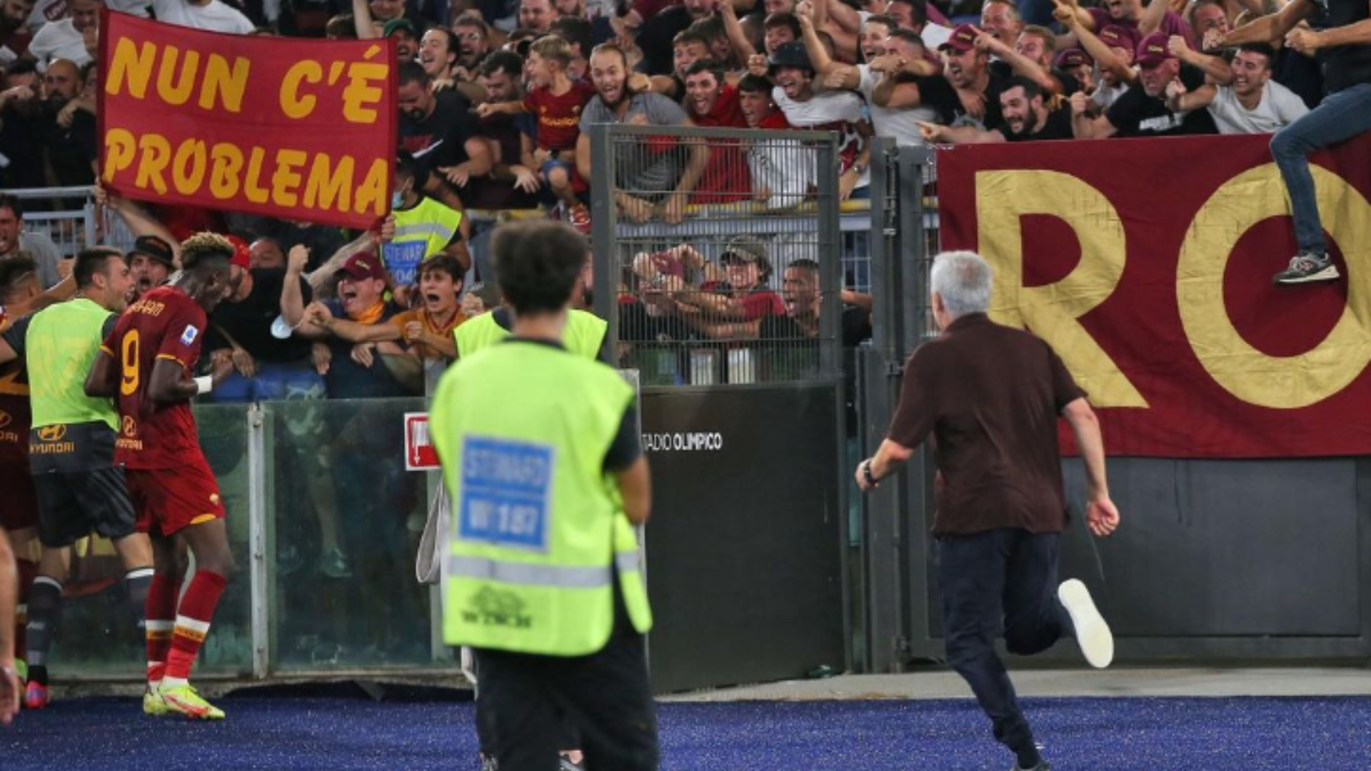 Mourinho corsa curva Roma