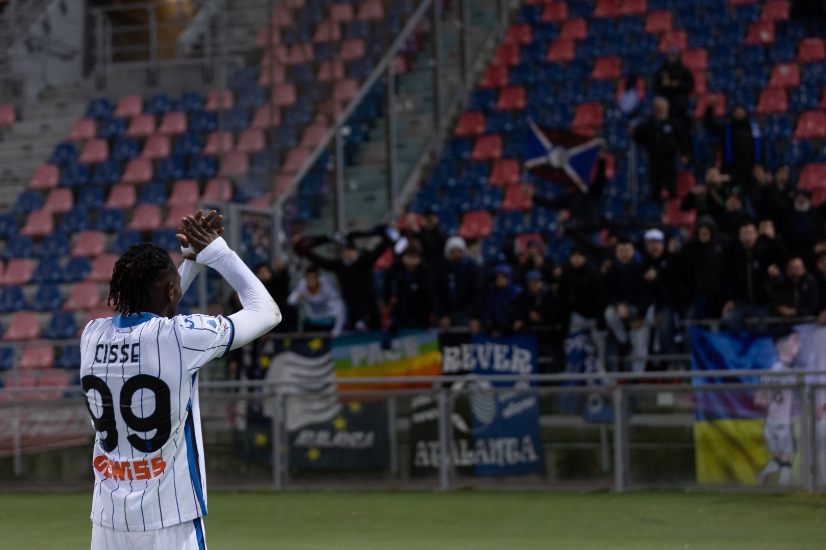 Serie A TIM, 2021/22: Moustapha Cissé celebra la vittoria al Dall'Ara, Bologna-Atalanta 0-1