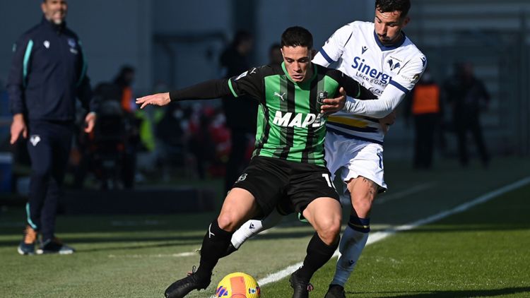 L'attaccante del Sassuolo Giacomo Raspadori in azione contro il Verona