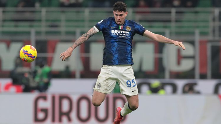 Il difensore dell'Inter Alessandro Bastoni in un colpo di testa