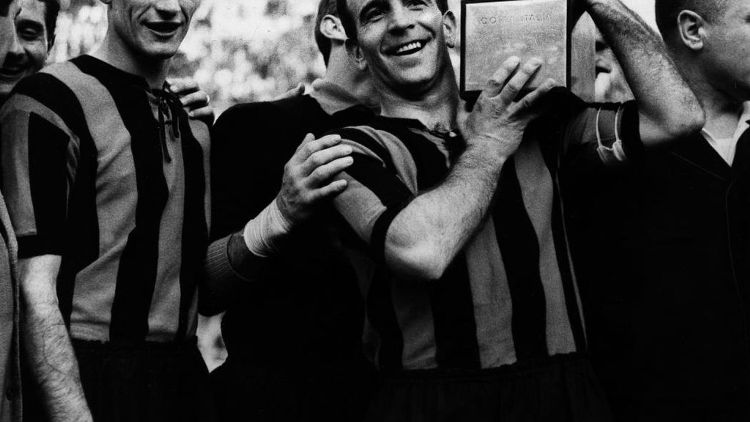 Angelo Domenghini e Piero Gardoni esultano per la vittoria della Coppa Italia con l'Atalanta