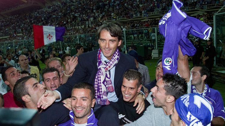 Roberto Mancini portato in trionfo dai tifosi della Fiorentina dopo la vittoria della Coppa Italia nel 2001