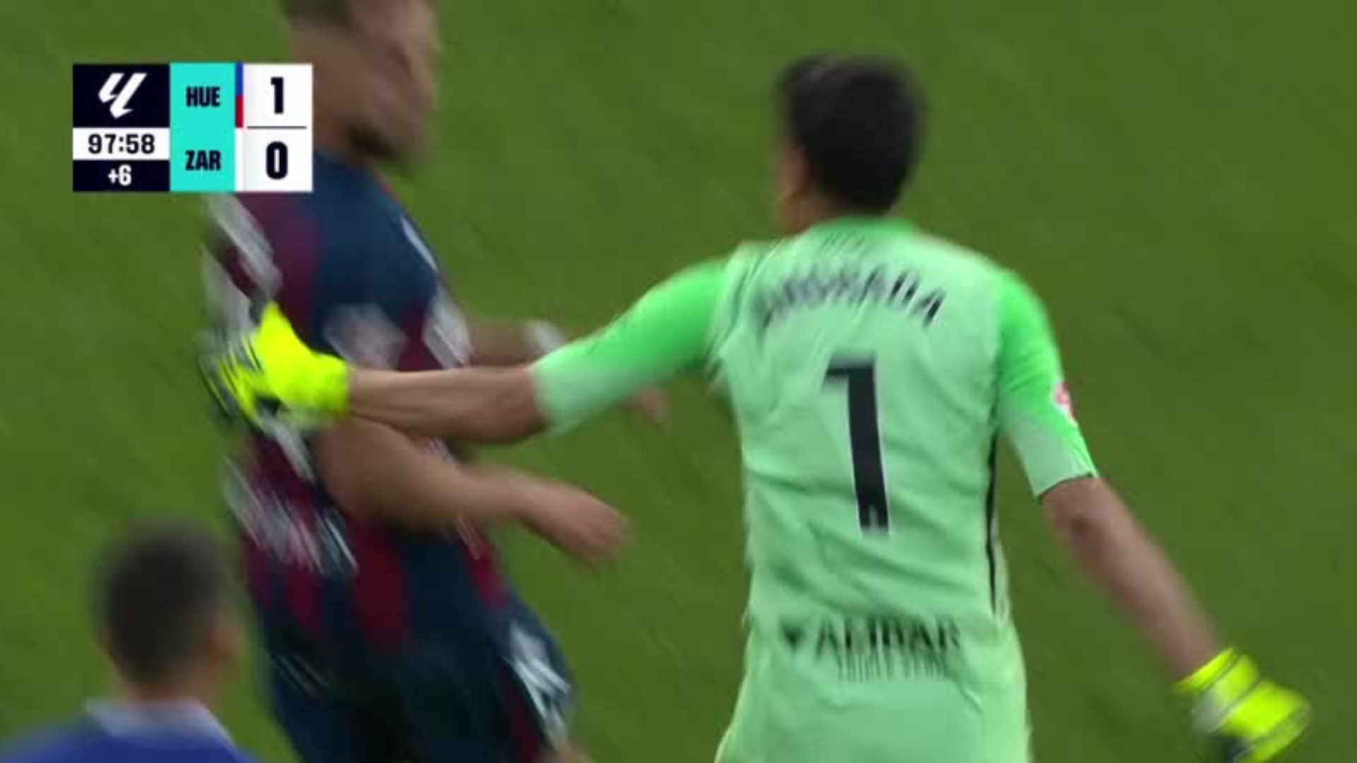 Escándalo histórico en el derbi entre Huesca y Zaragoza: puñetazo de ...