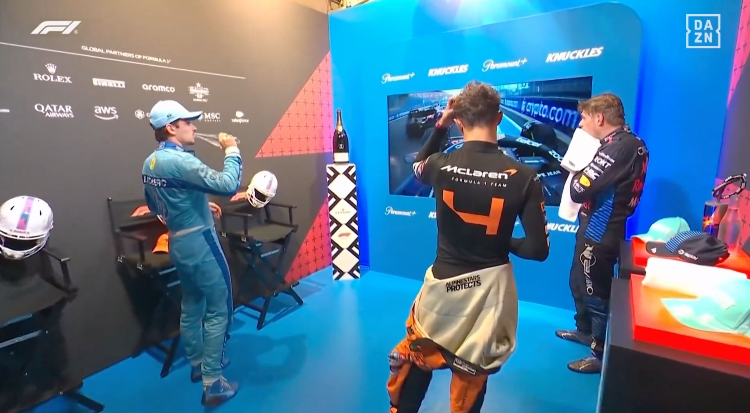 Max Verstappen reacciona a la salida de Checo Pérez