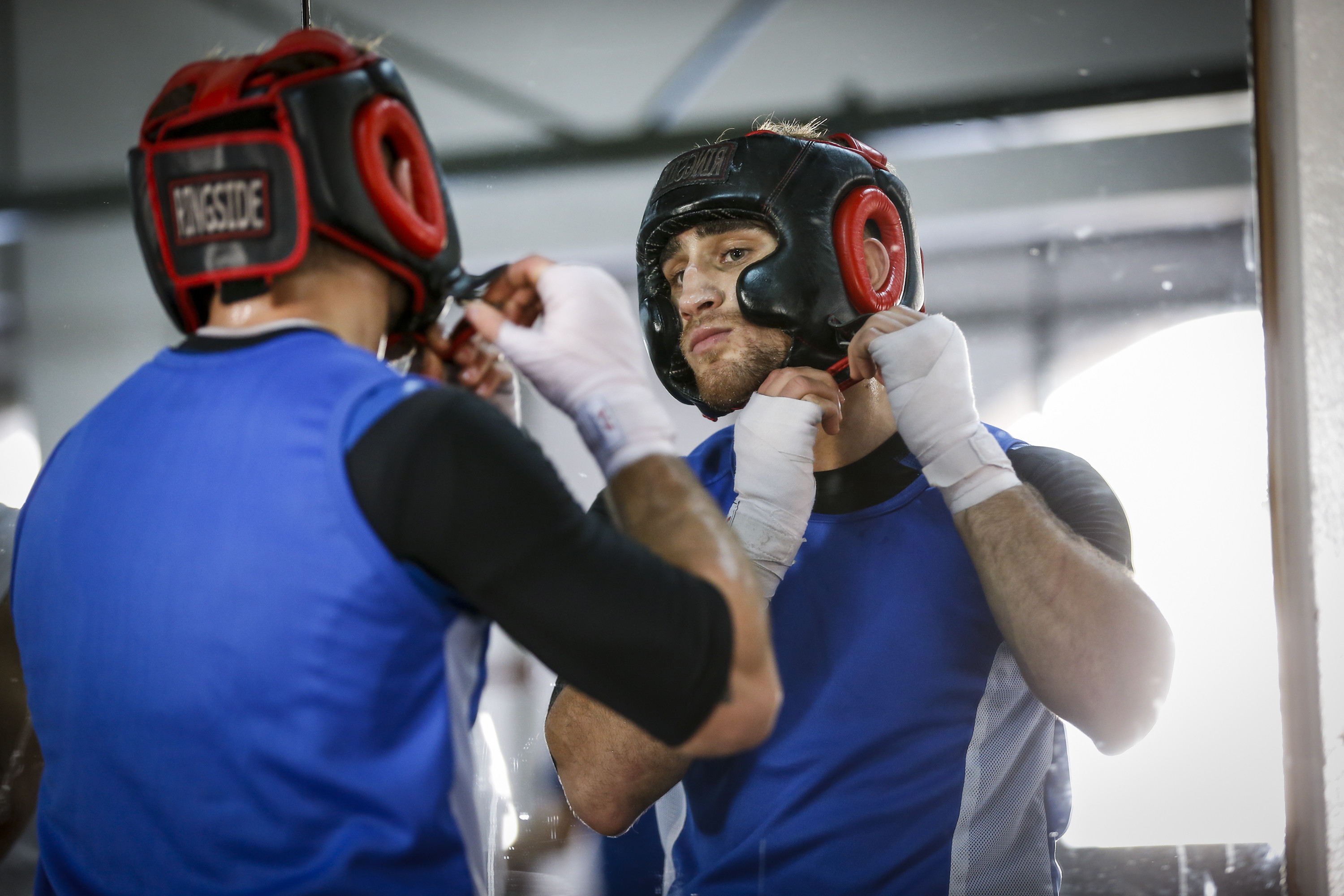 Alberto Palmetta indossa un casco da boxe
