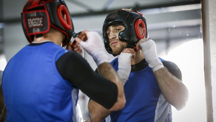 Alberto Palmetta indossa un casco da boxe