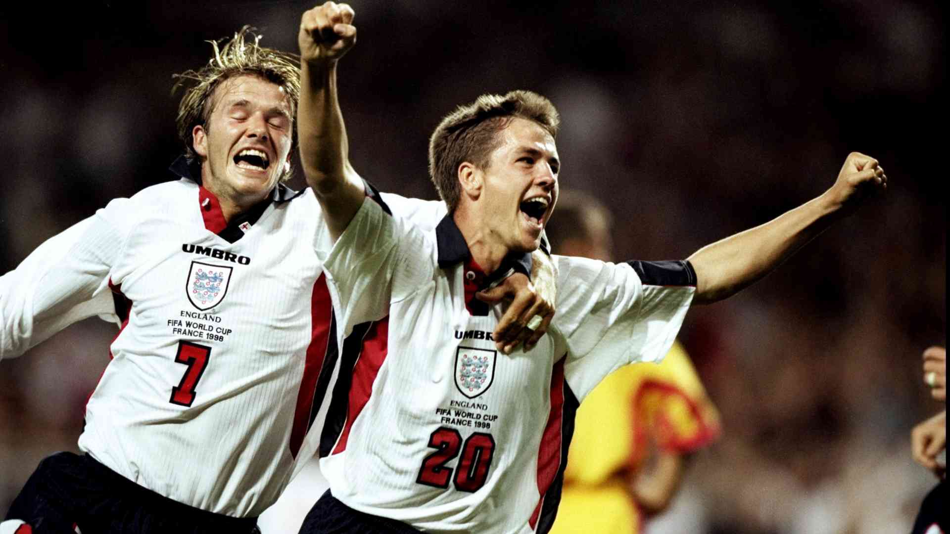 Michael Owen esulta con l'Inghilterra nel 1998