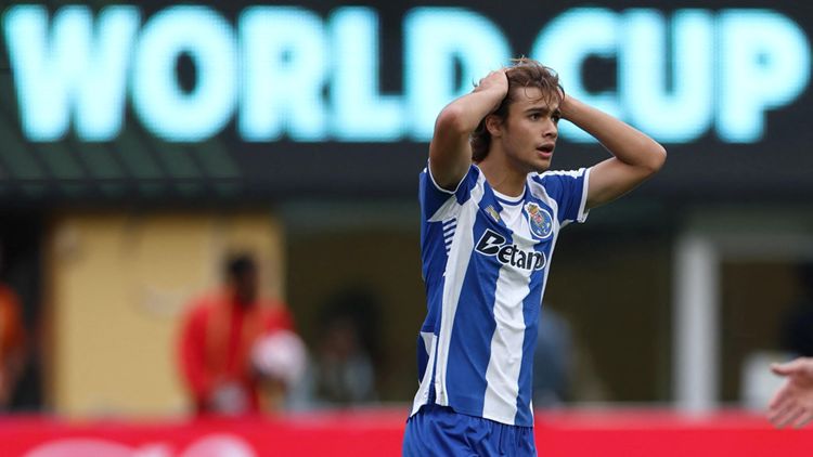 transform-7d4d816a-938f-4407-9cd0-25777c1cd560-FC-Porto-s-Rodrigo-Mora-reacts-during-a-match-against-Palmeiras