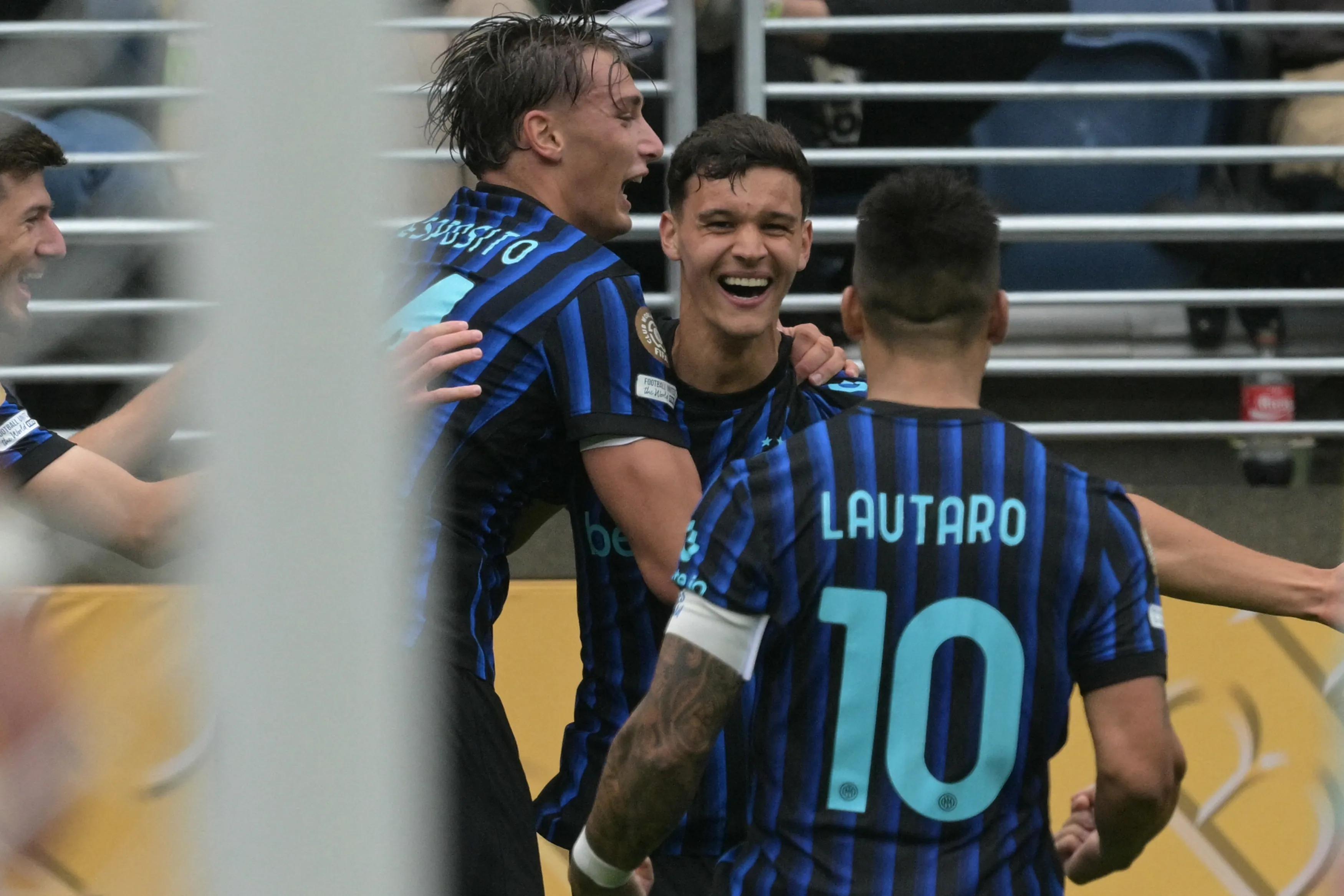 transform-693d8d45-0a0c-4cc3-b834-010694364d3b-Valentin-Carboni-celebrates-with-Lautaro-Martinez