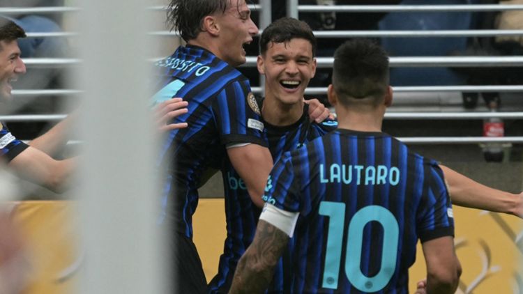 transform-693d8d45-0a0c-4cc3-b834-010694364d3b-Valentin-Carboni-celebrates-with-Lautaro-Martinez