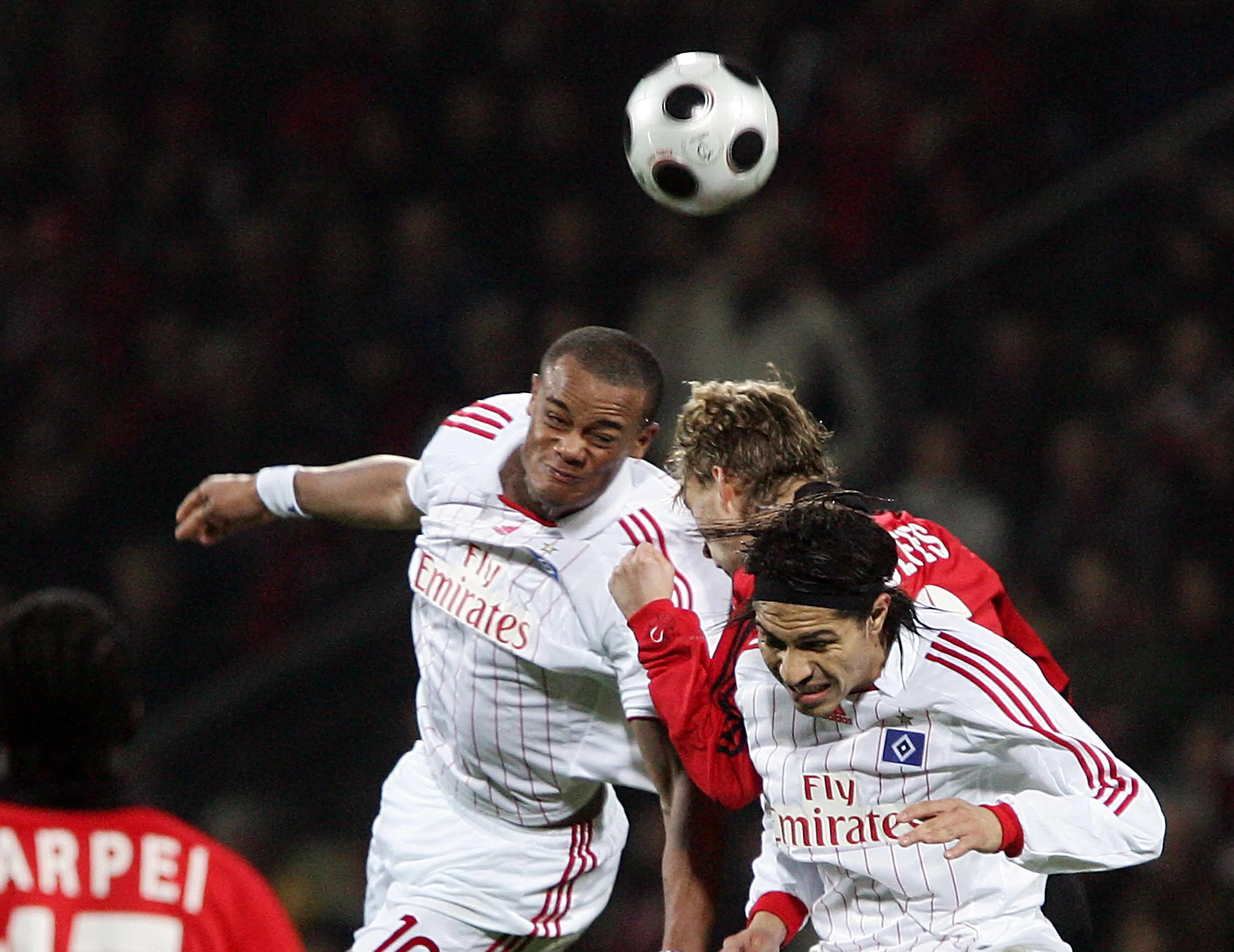 transform-4d41070e-ef1e-4269-a589-2184812b7175-Vincent-Kompany-and-Paolo-Guerrero-vie-for-the-ball-during-a-Hamburger-SV-match