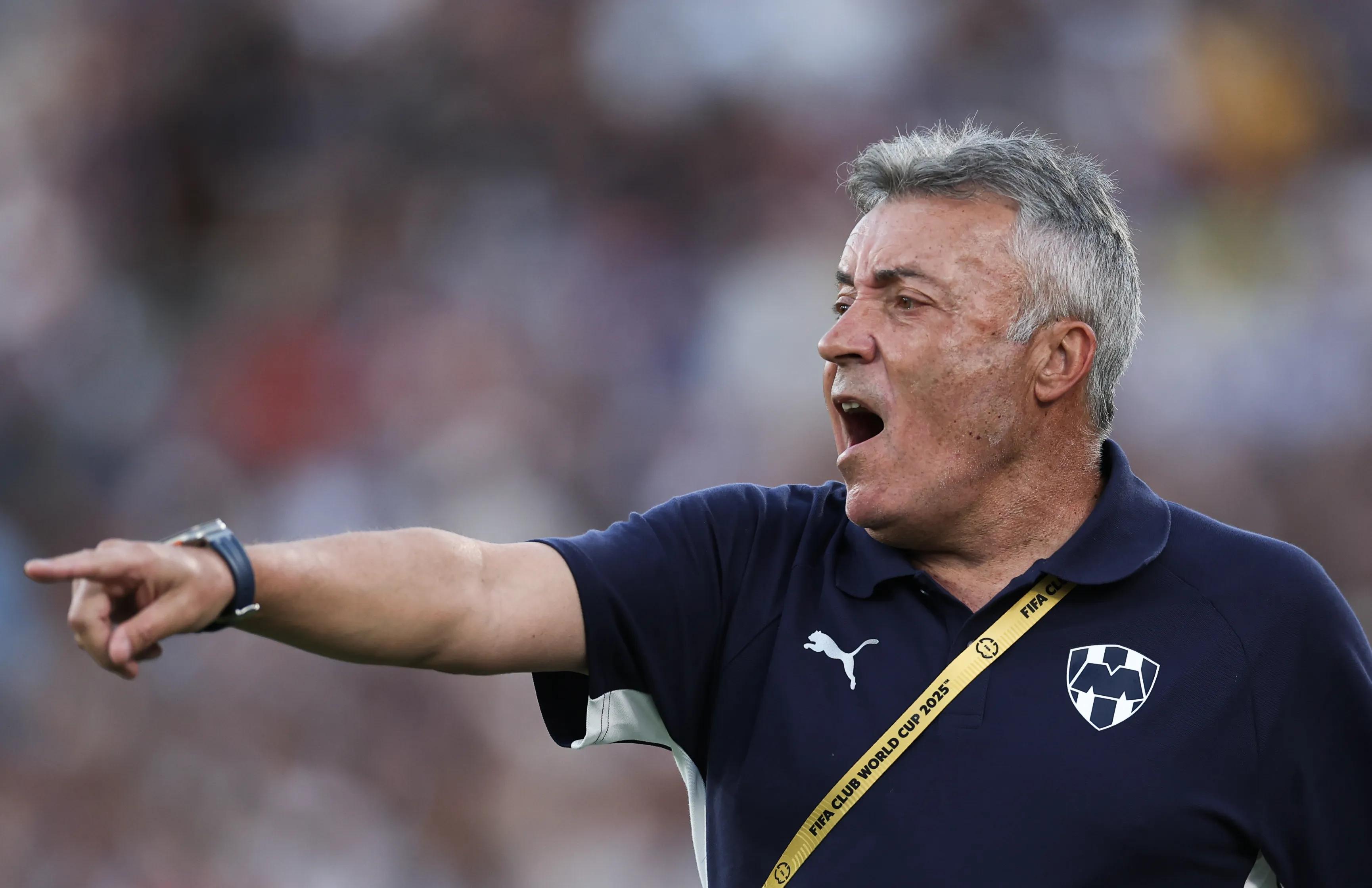 transform-d71c3580-ef08-4c58-9bdb-9f94205d709b-Domenec-Torrent-gives-instructions-from-the-sidelines-during-a-Monterrey-match