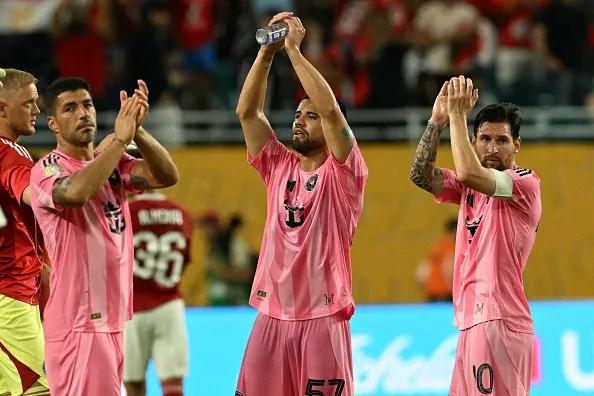 transform-334b0acf-d1ad-401f-af11-85422e61251b-Weigandt-celebrates