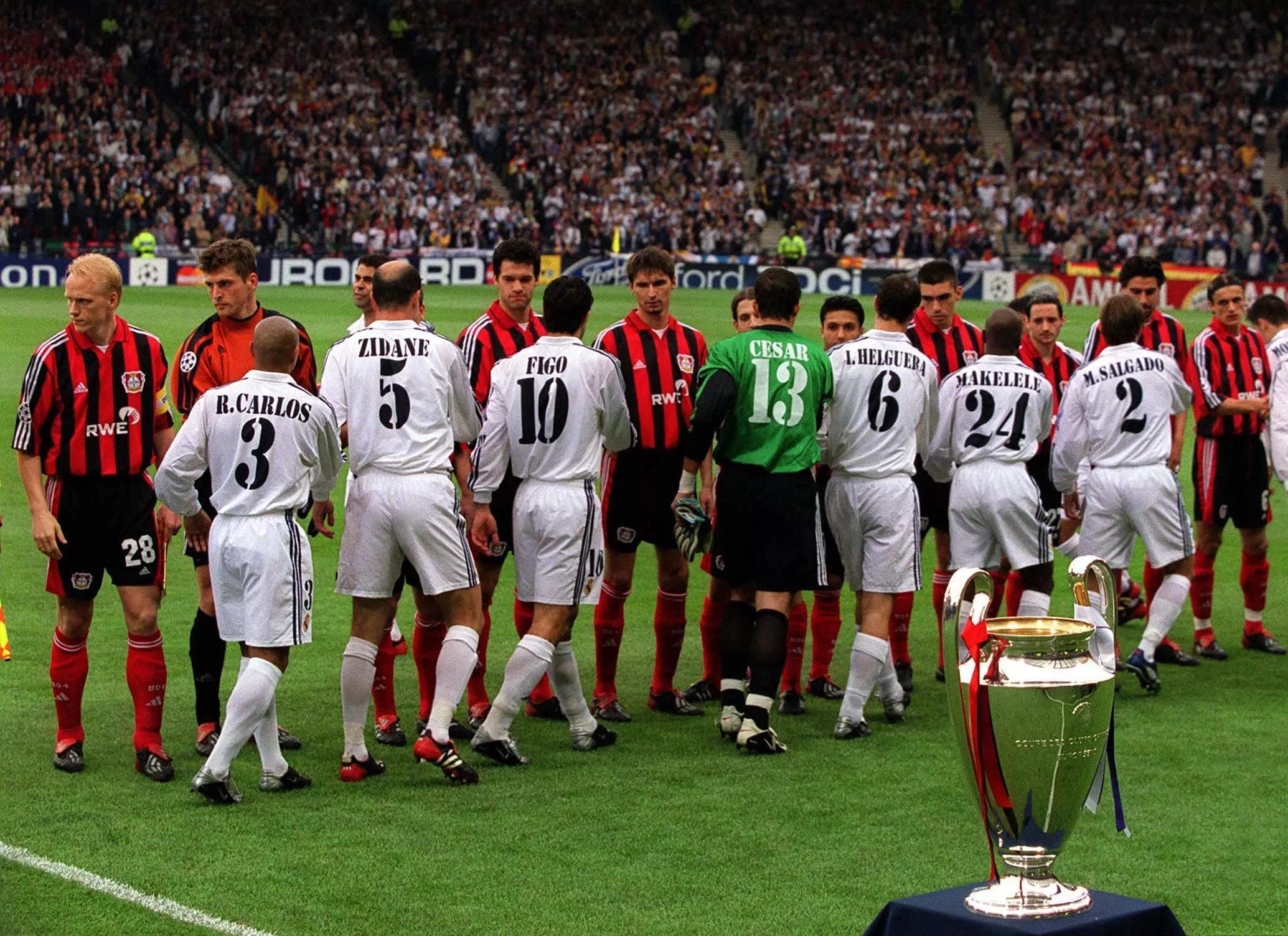 transform-55952f1b-b88a-4edb-a49e-742ac37dc7a3-Begruung-vom-dem-Championsleaguefinale-Leverkusen-u-a-v-li-Carsten-Ramelow-Torwart-Hans-Jorg