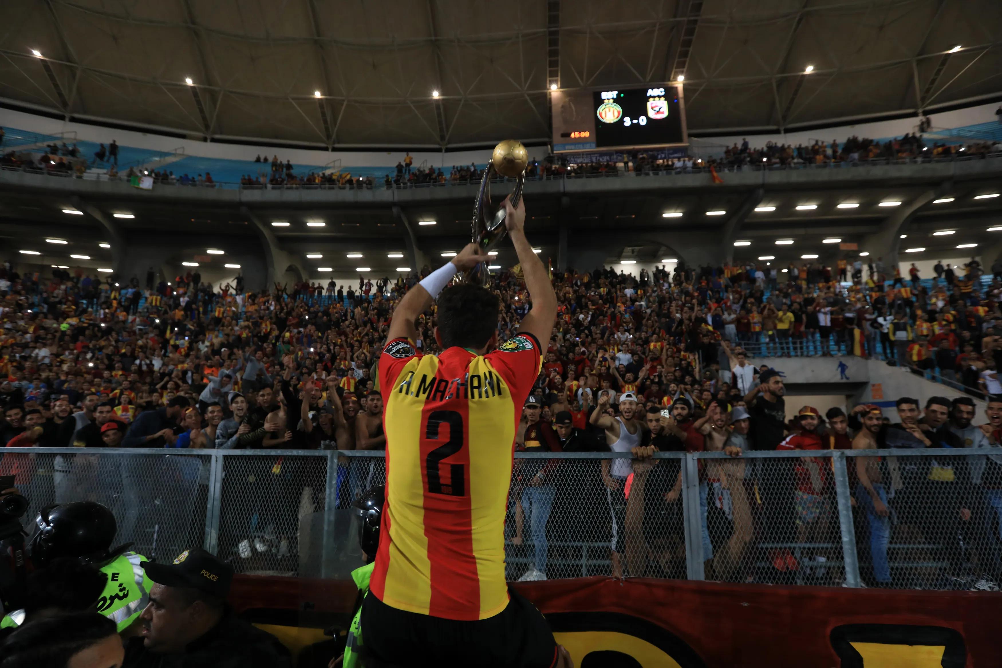 transform-600b094e-af00-4234-a827-d10d67960ca4-Ali-Machani-celebrates-with-the-trophy-after-Esperance-won-the-2018-CAF-Champions-League