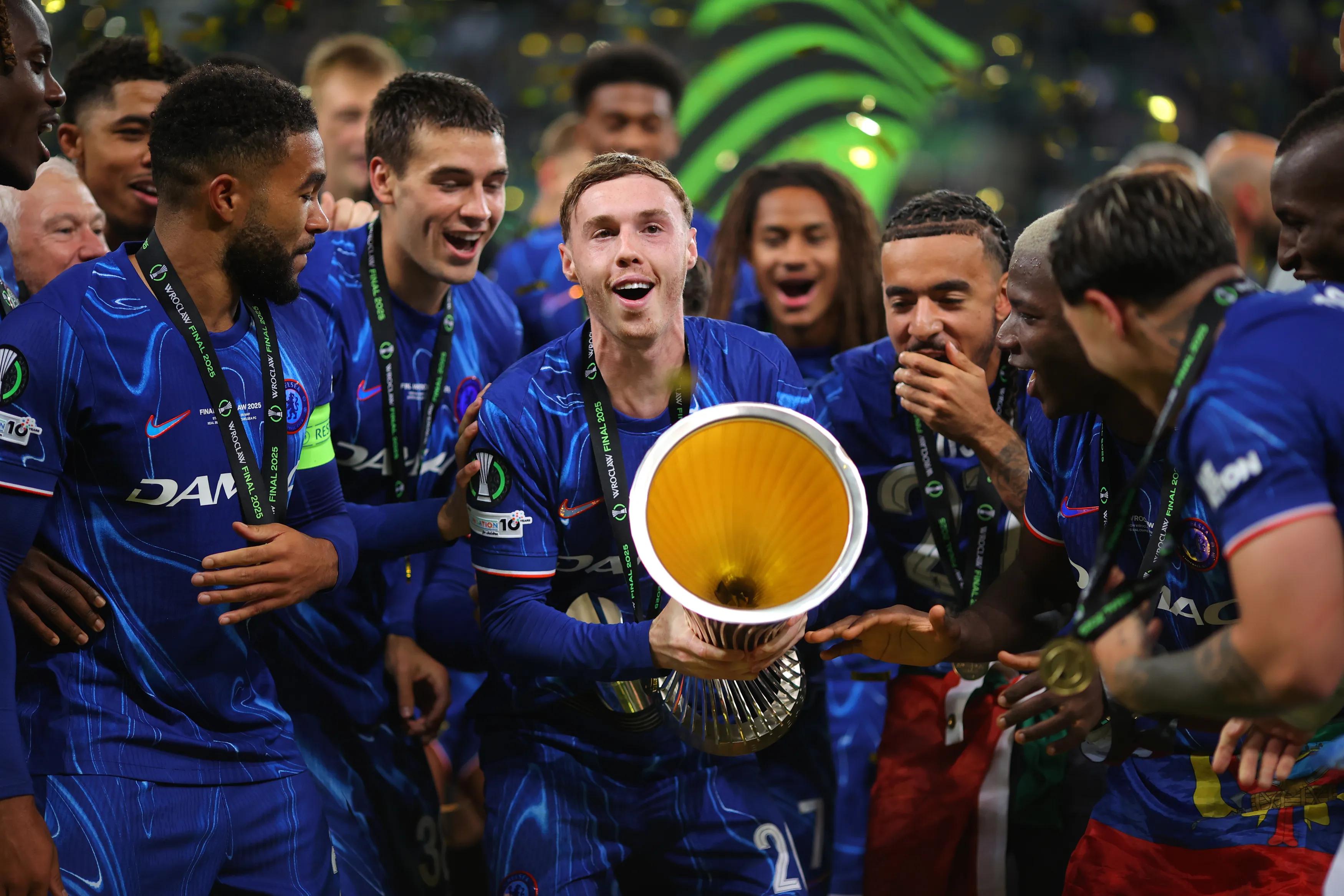 transform-d29ff391-9b5d-471c-8c5e-ae5dac69e485-Cole-Palmer-with-trophy