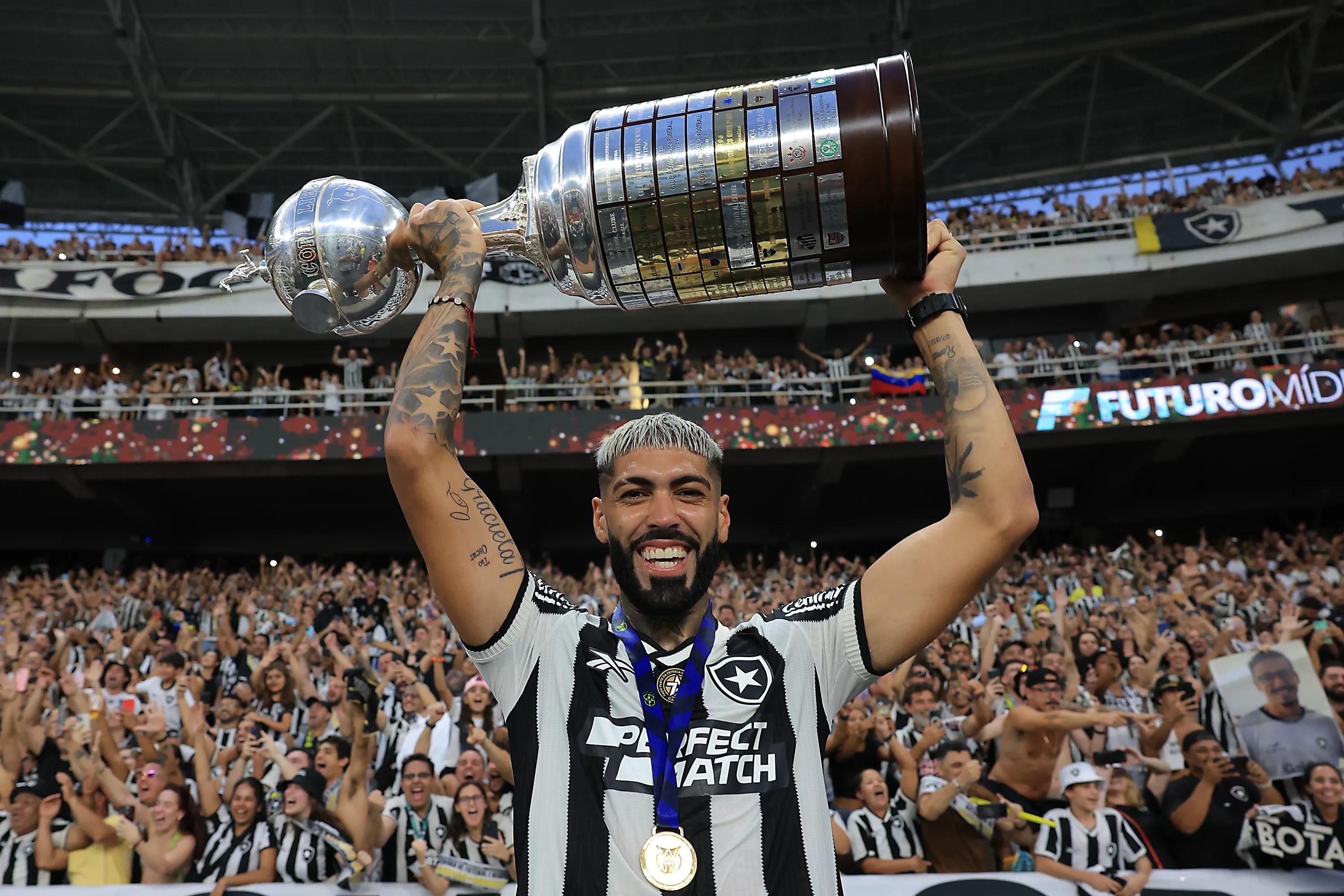 transform-7702b505-27fa-4ff8-8beb-4d4ec261563a-Barboza-lifts-the-Copa-Libertadores-trophy