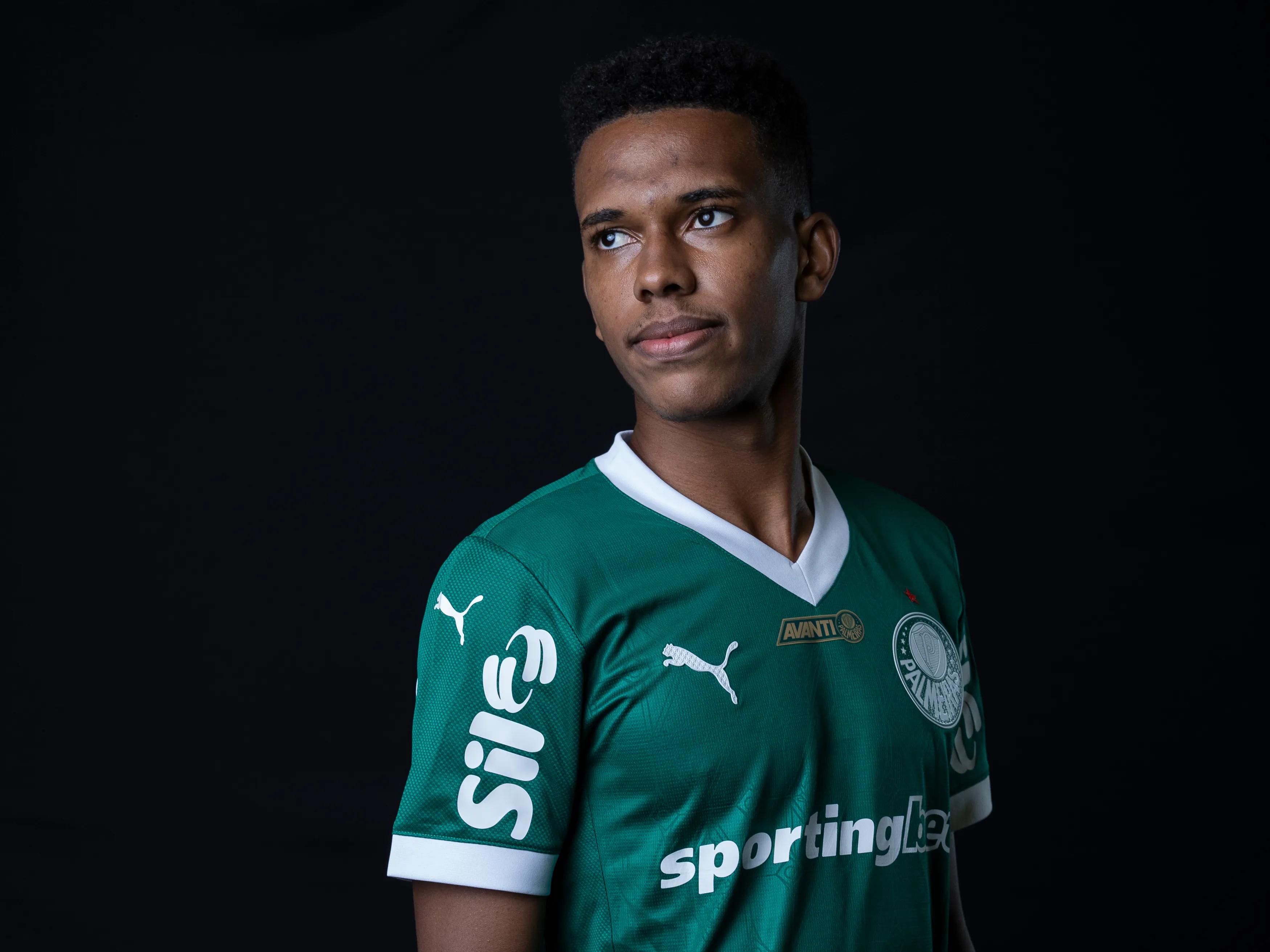 transform-40e87618-03ac-43c7-a133-49dcbb679af9-SE-Palmeiras-Estevao-Willian-during-a-FIFA-portrait-session